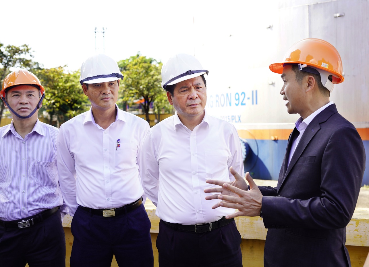 Nhiều cây xăng đóng cửa, Bộ trưởng Bộ Công Thương kiểm tra tổng kho xăng dầu
