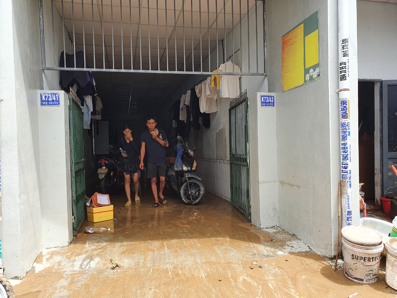 Người dân Đà Nẵng tất bật dọn dẹp bùn đất, méo mặt vì tài sản vùi trong nước - Ảnh 3.