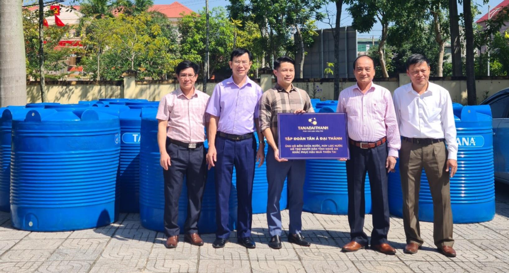 Tân Á Đại Thành trao tặng bình chứa nước và máy lọc nước cho người dân vùng lũ Nghệ An - Ảnh 2.