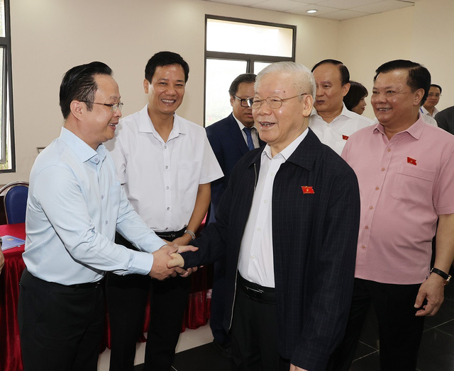 Những h&igrave;nh ảnh Tổng B&iacute; thư Nguyễn Ph&uacute; Trọng tiếp x&uacute;c cử tri tại H&agrave; Nội - Ảnh 2.