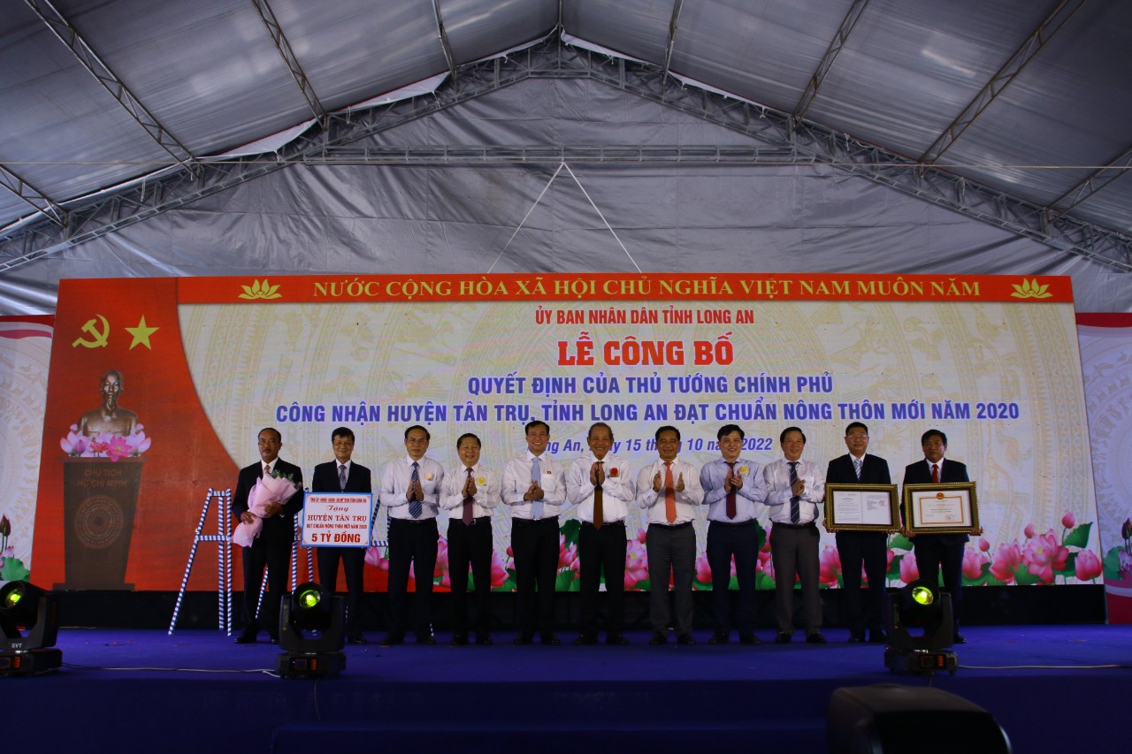 C&ocirc;ng bố quyết định của Thủ tướng Ii&ecirc;n quan huyện T&acirc;n Trụ - Ảnh 1.