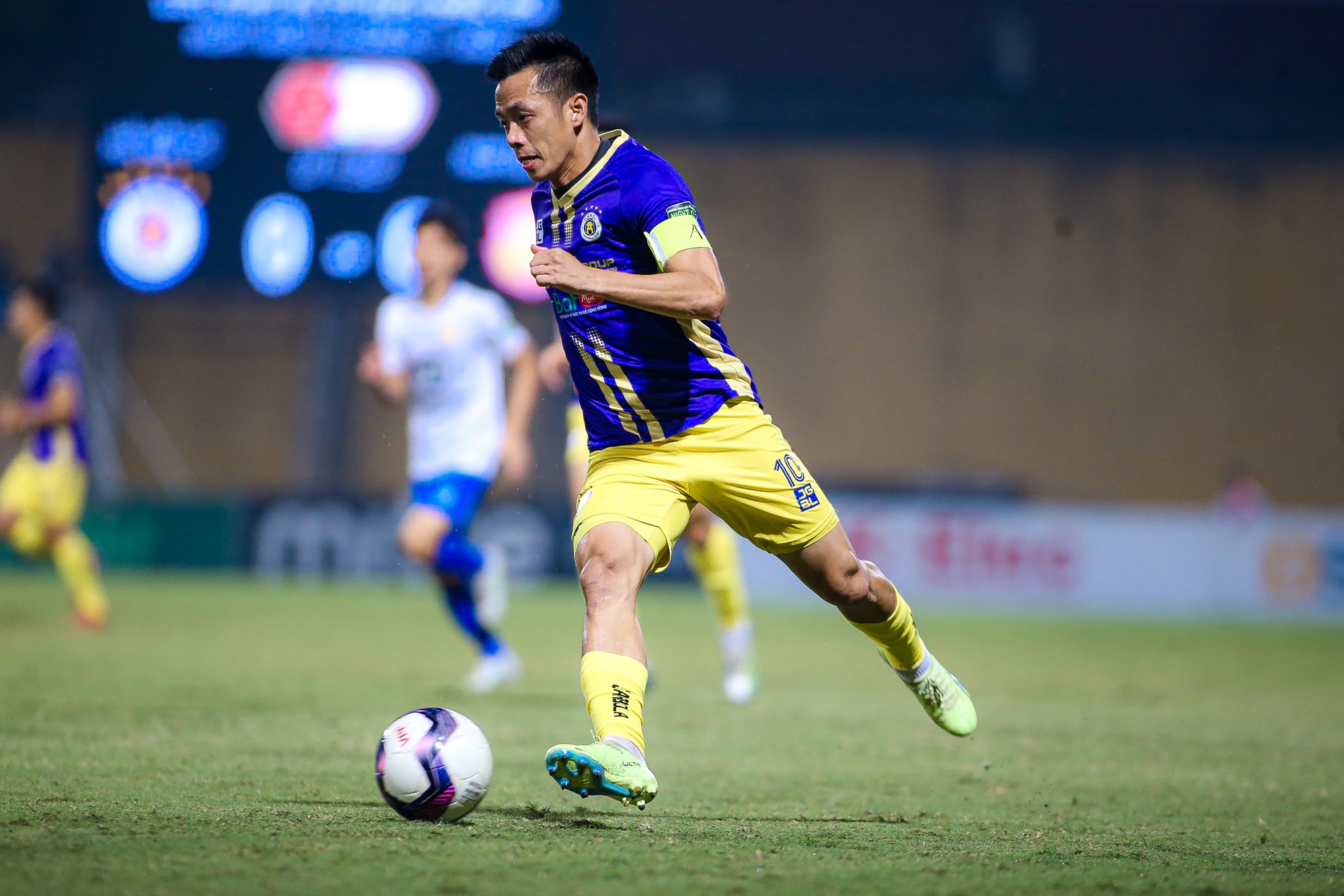 Văn Hậu ghi bàn cho Hà Nội FC sau hơn 4 năm, Bầu Hiển vỗ tay tán thưởng - Ảnh 9.