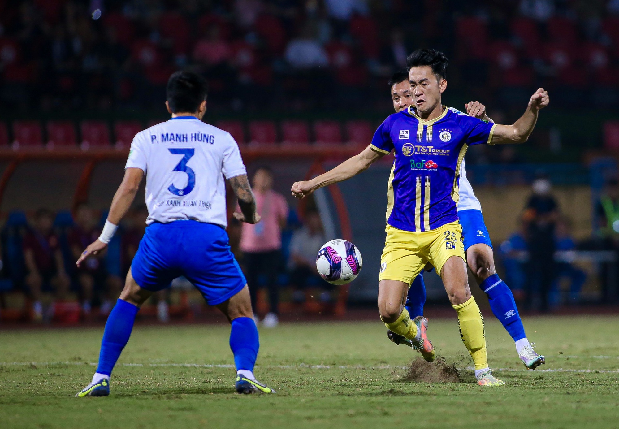 Văn Hậu ghi bàn cho Hà Nội FC sau hơn 4 năm, Bầu Hiển vỗ tay tán thưởng - Ảnh 1.