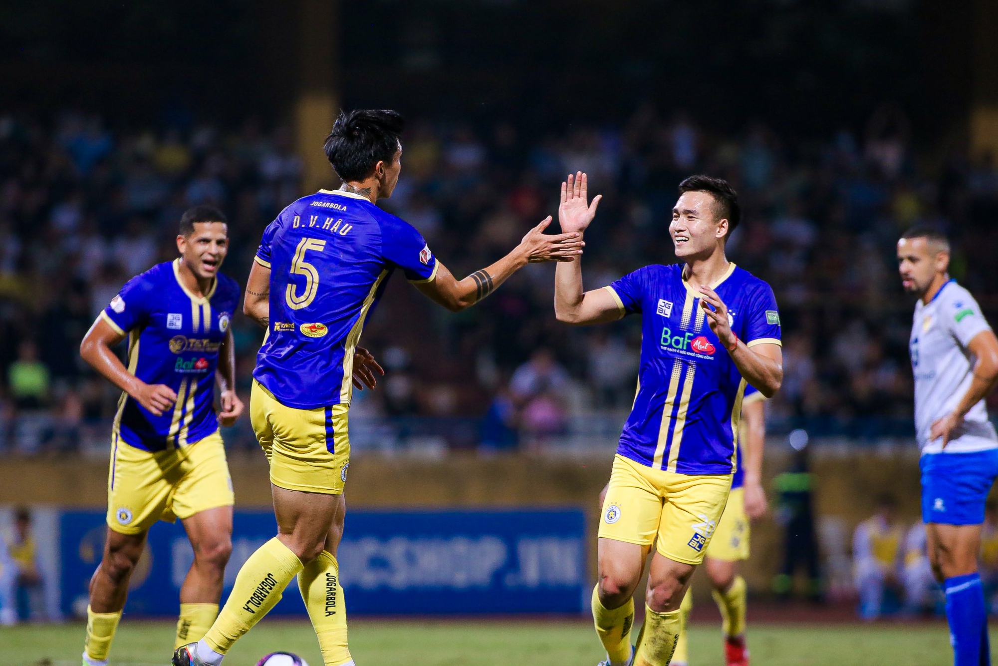 Văn Hậu ghi bàn cho Hà Nội FC sau hơn 4 năm, Bầu Hiển vỗ tay tán thưởng - Ảnh 8.