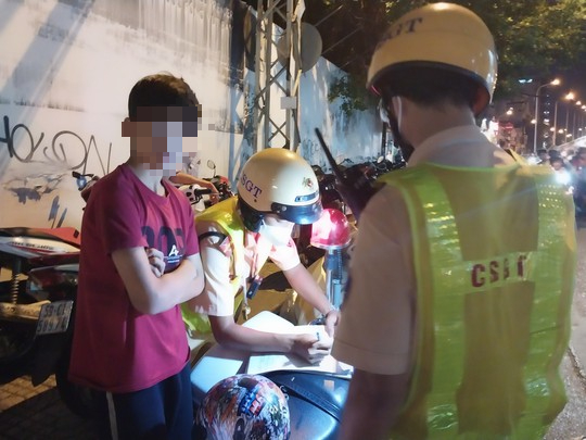 Học sinh lớp 8 l&agrave;m chuyện liều lĩnh tr&ecirc;n đường V&otilde; Văn Kiệt  - Ảnh 1.