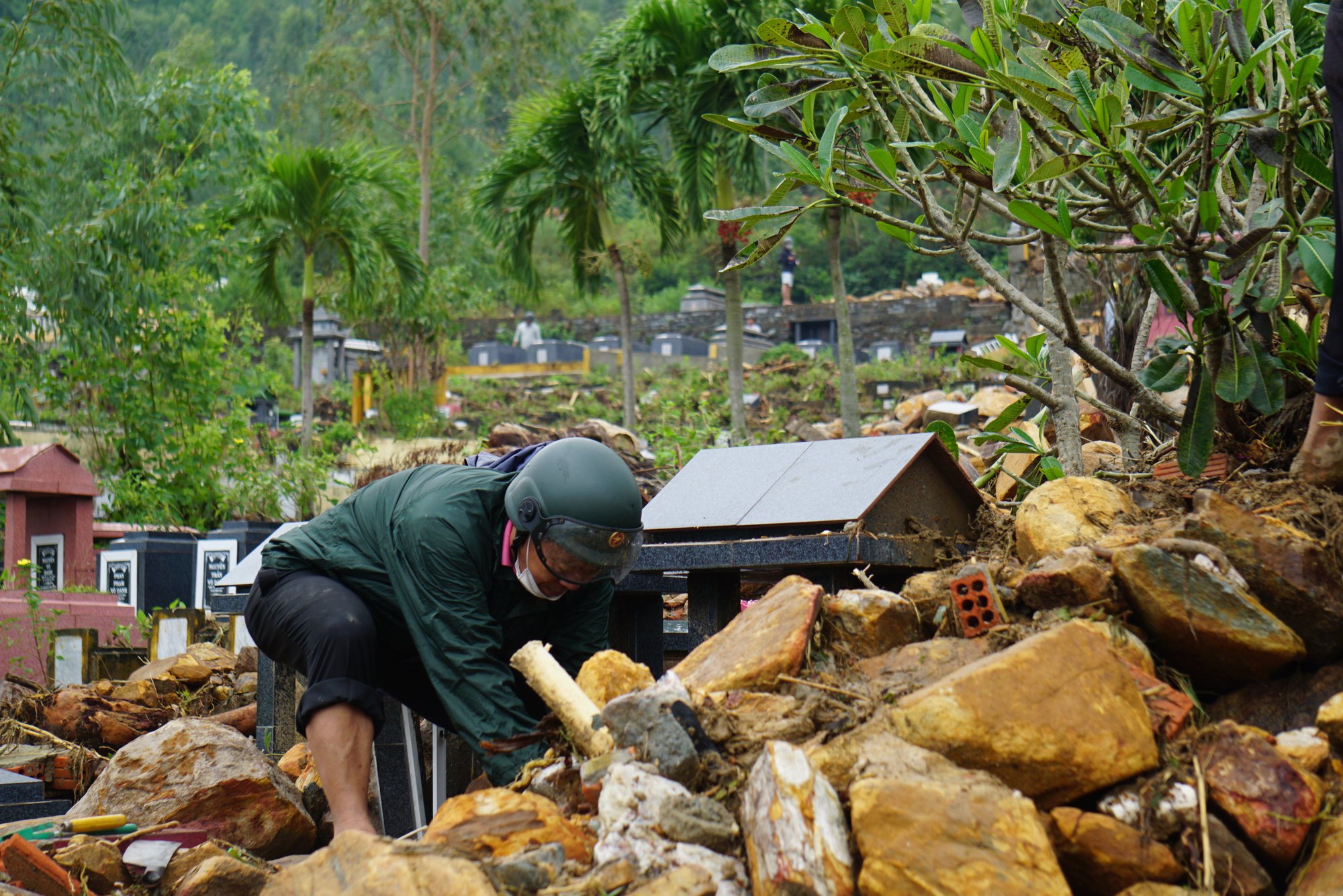 Nghĩa trang lớn nhất Đà Nẵng sạt lở tan hoang, hàng trăm người tất tả đi tìm mộ - Ảnh 3.