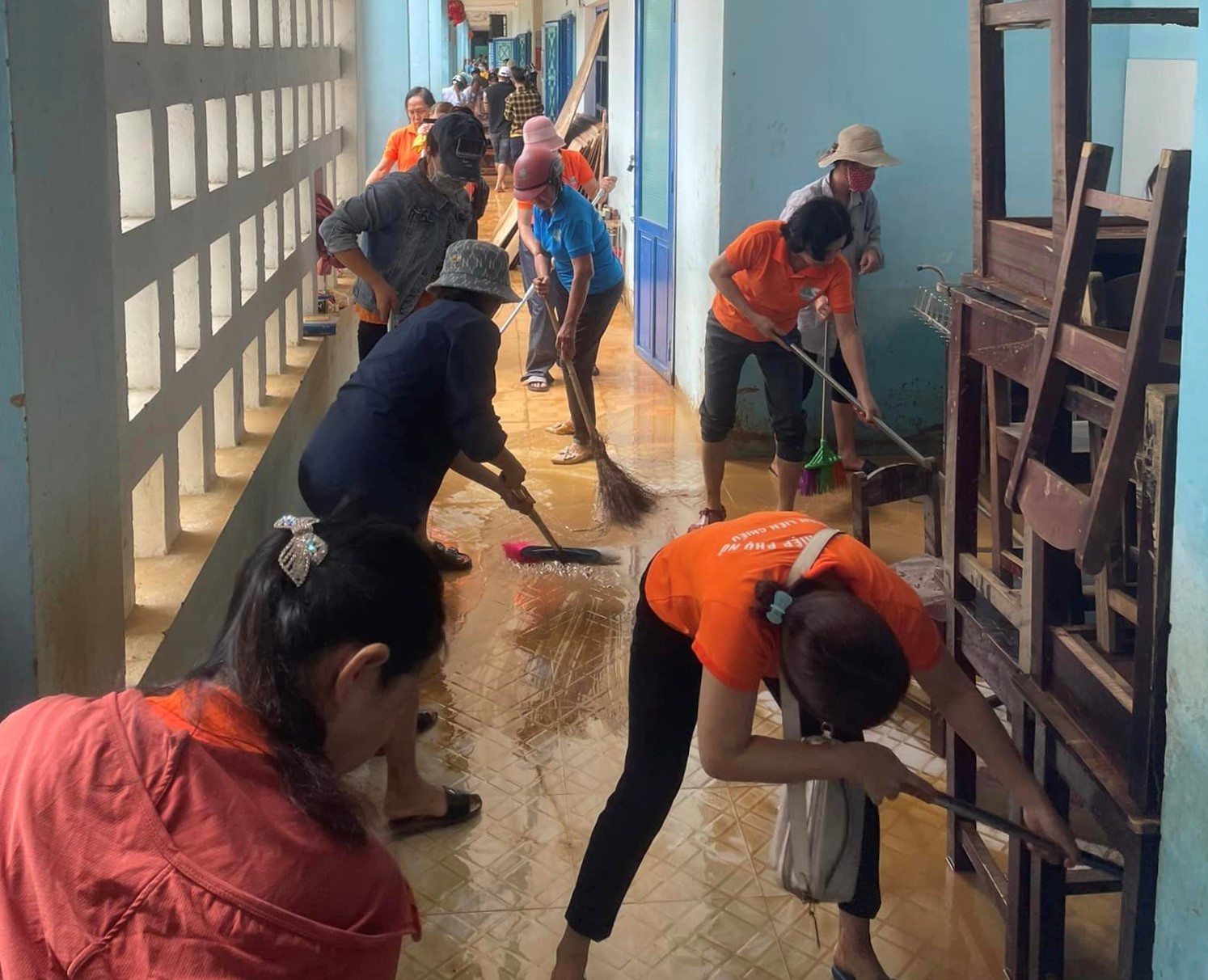 Đà Nẵng: Hàng chục nghìn người đồng loạt ra quân, tổng dọn vệ sinh sau mưa ngập lịch sử - Ảnh 9.