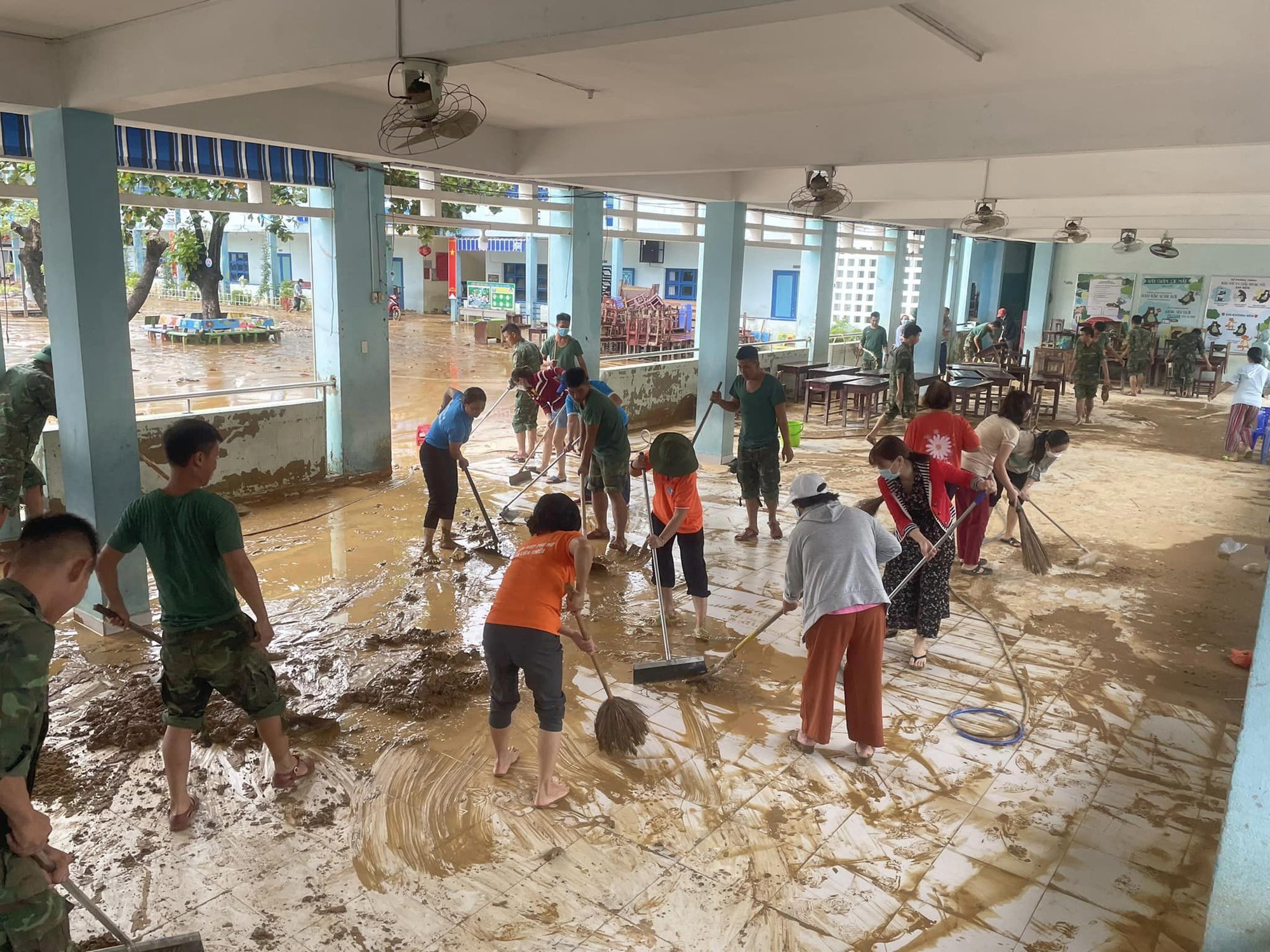 Đà Nẵng: Hàng chục nghìn người đồng loạt ra quân, tổng dọn vệ sinh sau mưa ngập lịch sử - Ảnh 11.