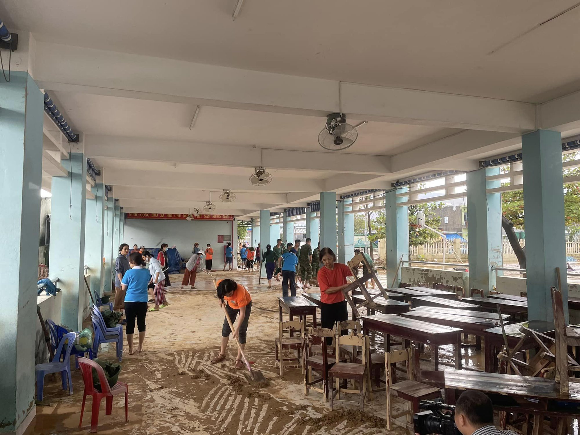 Đà Nẵng: Hàng chục nghìn người đồng loạt ra quân, tổng dọn vệ sinh sau mưa ngập lịch sử - Ảnh 8.