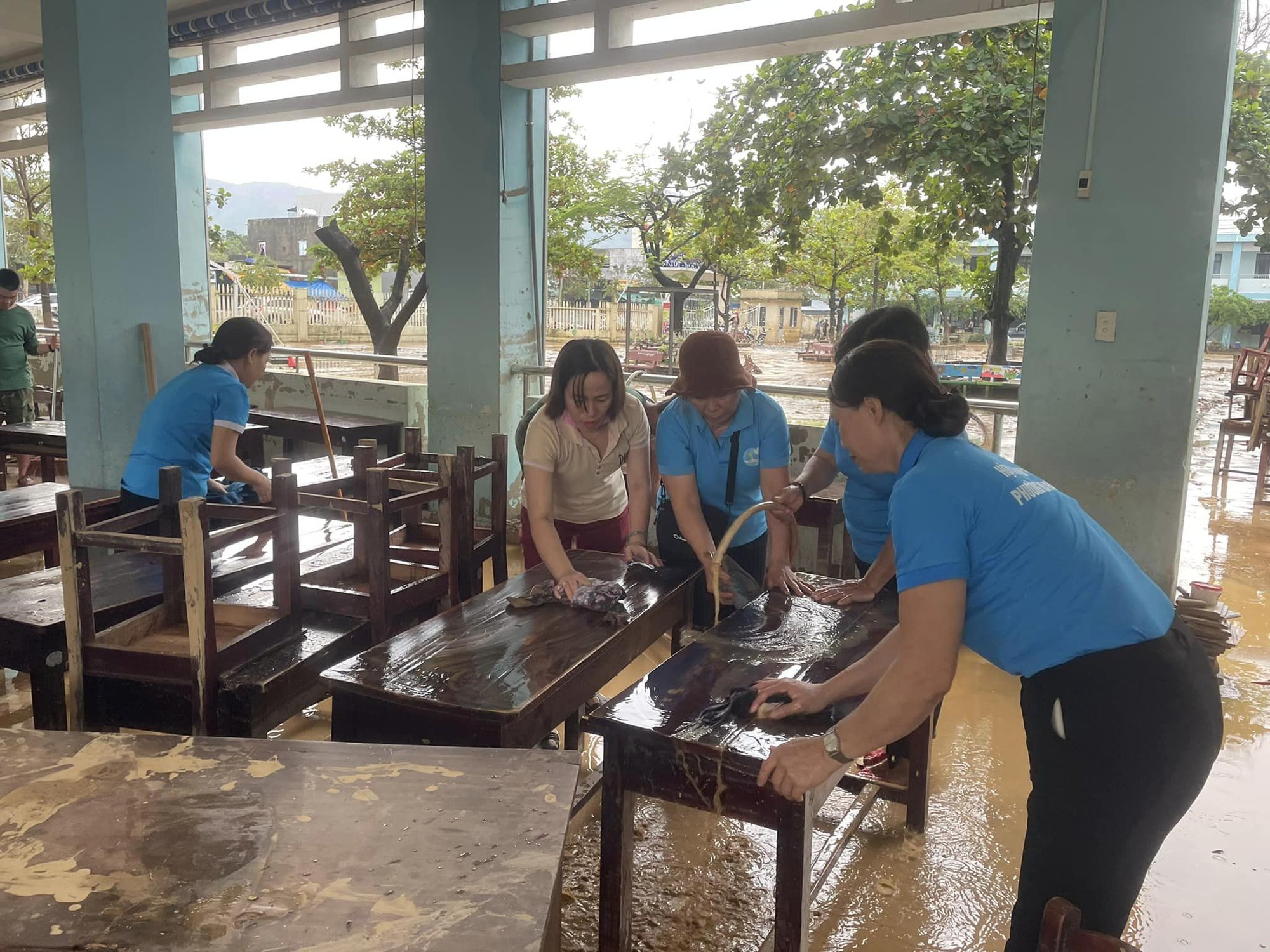 Đà Nẵng: Hàng chục nghìn người đồng loạt ra quân, tổng dọn vệ sinh sau mưa ngập lịch sử - Ảnh 10.