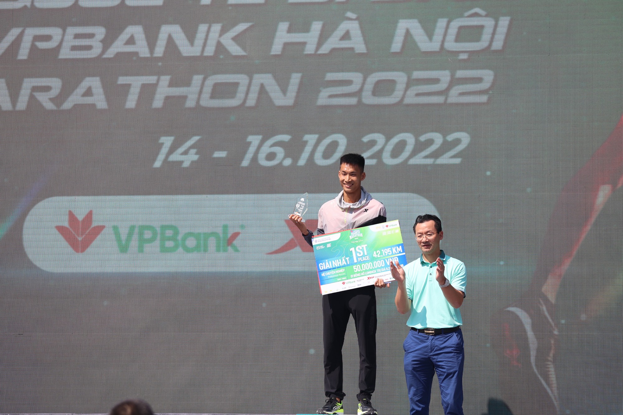 &ldquo;Nữ ho&agrave;ng điền kinh&rdquo; Nguyễn Thị Oanh v&ocirc; địch v&agrave; ph&aacute; kỷ lục tại VPBank Hanoi Marathon 2022 - Ảnh 6.