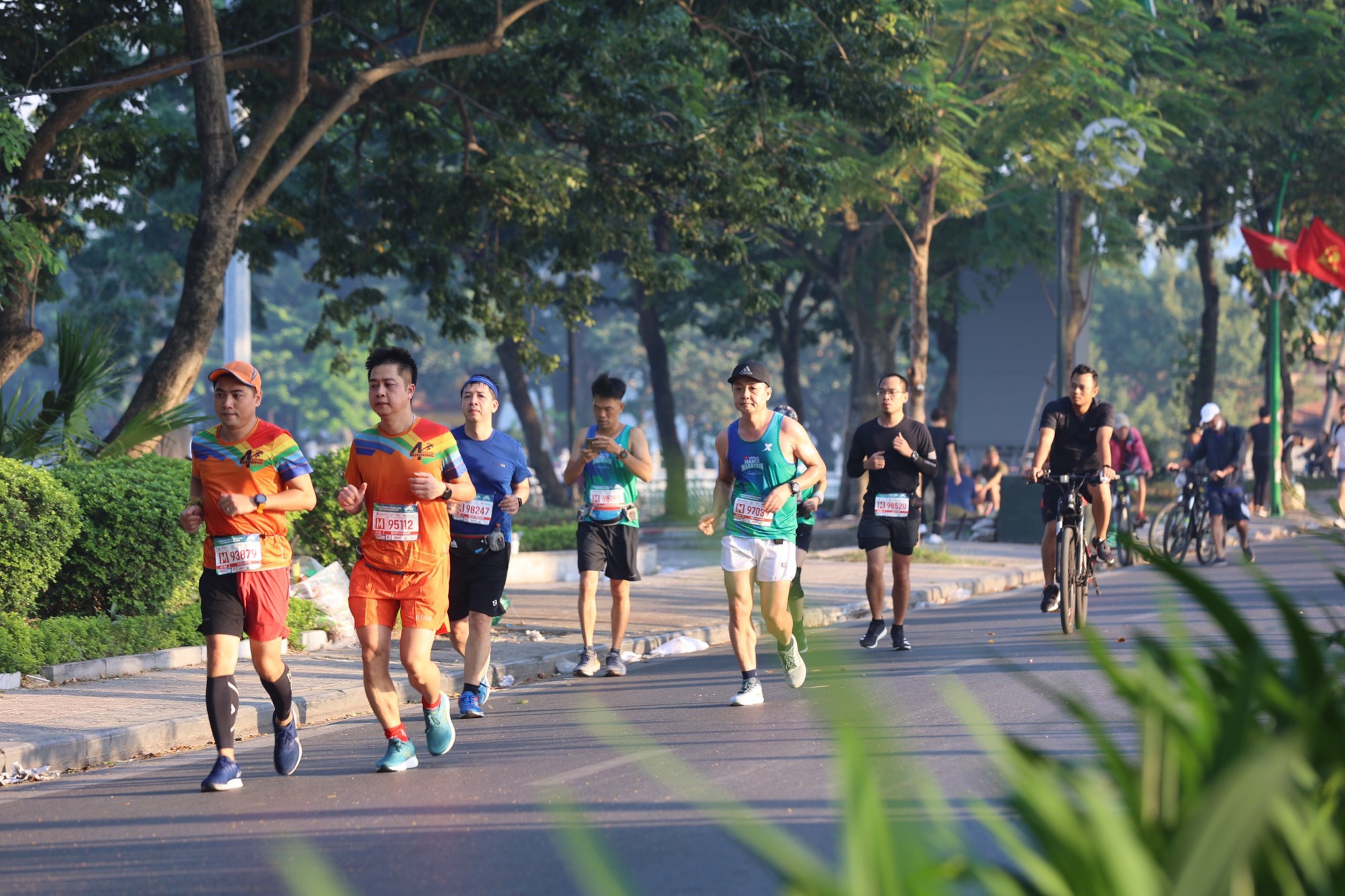 &ldquo;Nữ ho&agrave;ng điền kinh&rdquo; Nguyễn Thị Oanh v&ocirc; địch v&agrave; ph&aacute; kỷ lục tại VPBank Hanoi Marathon 2022 - Ảnh 11.