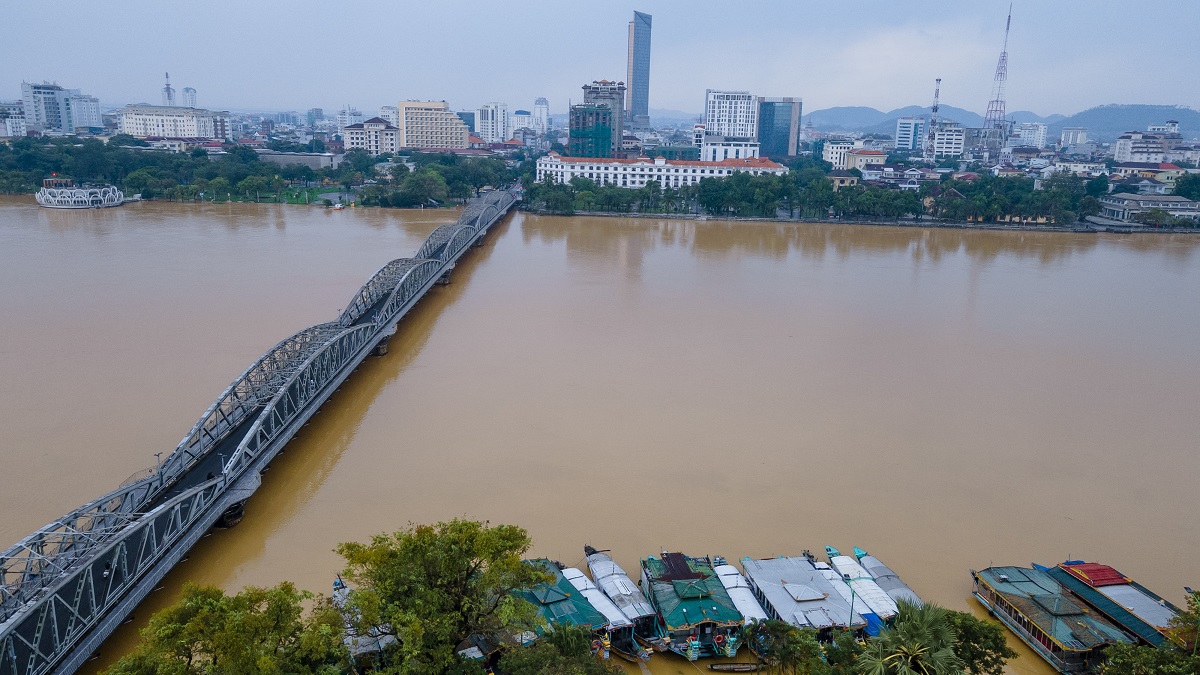 Ph&oacute;ng sự ảnh: Ngập lụt bủa v&acirc;y Thừa Thi&ecirc;n - Huế - Ảnh 14.