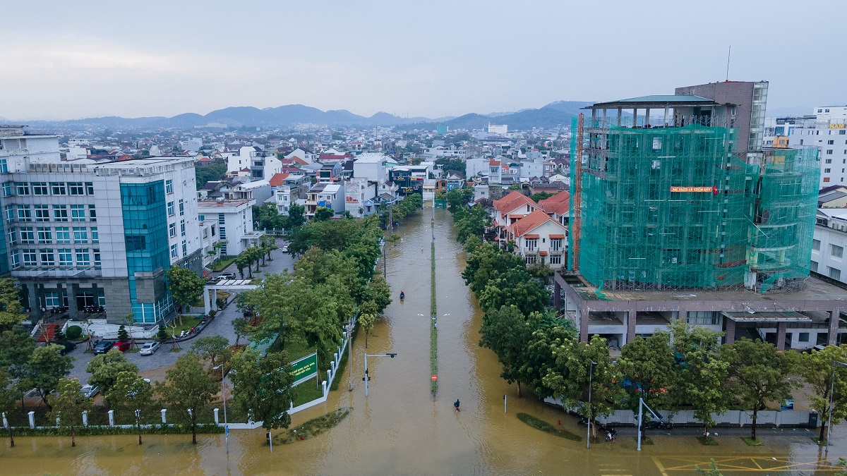 Ph&oacute;ng sự ảnh: Ngập lụt bủa v&acirc;y Thừa Thi&ecirc;n - Huế - Ảnh 16.