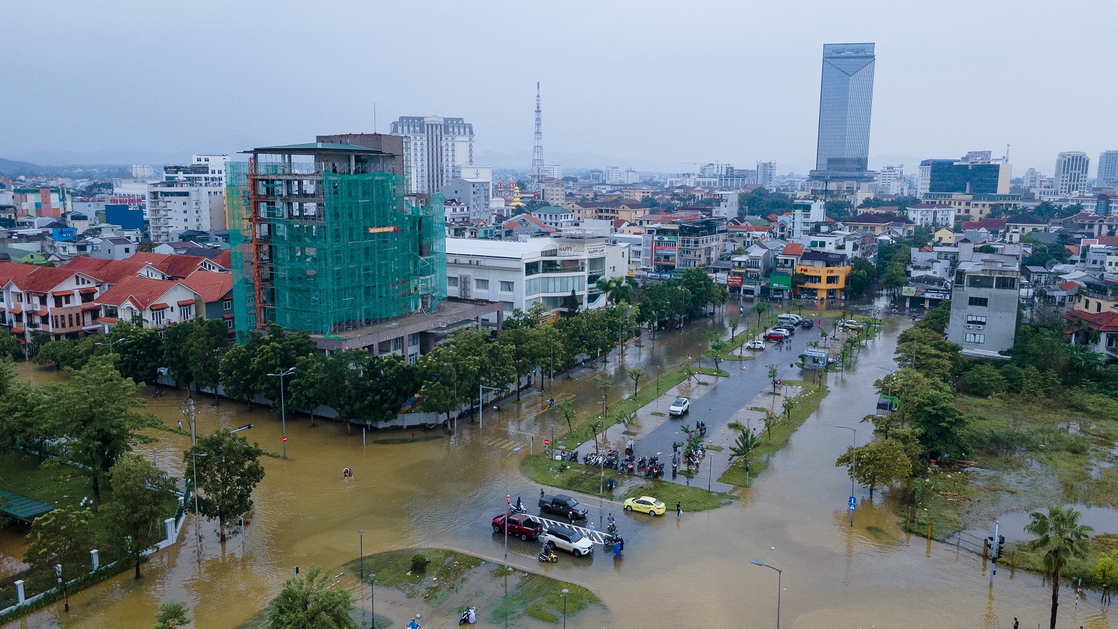 Ph&oacute;ng sự ảnh: Ngập lụt bủa v&acirc;y Thừa Thi&ecirc;n - Huế - Ảnh 17.