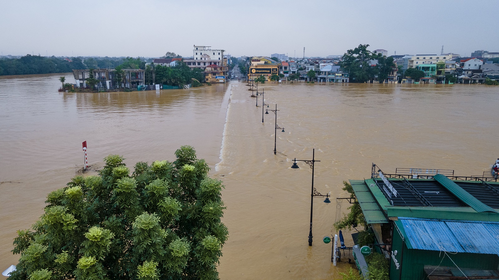 Ph&oacute;ng sự ảnh: Ngập lụt bủa v&acirc;y Thừa Thi&ecirc;n - Huế - Ảnh 11.