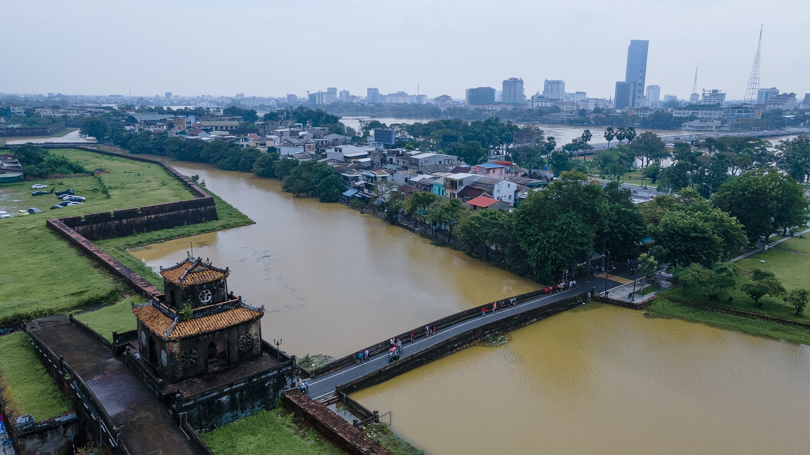 Ph&oacute;ng sự ảnh: Ngập lụt bủa v&acirc;y Thừa Thi&ecirc;n - Huế - Ảnh 18.