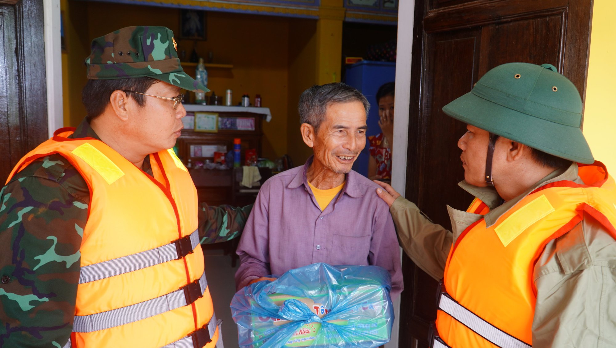 Ph&oacute;ng sự ảnh: Ngập lụt bủa v&acirc;y Thừa Thi&ecirc;n - Huế - Ảnh 1.