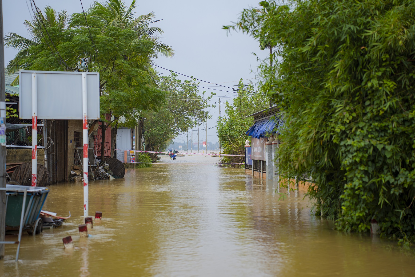 Ph&oacute;ng sự ảnh: Ngập lụt bủa v&acirc;y Thừa Thi&ecirc;n - Huế - Ảnh 6.