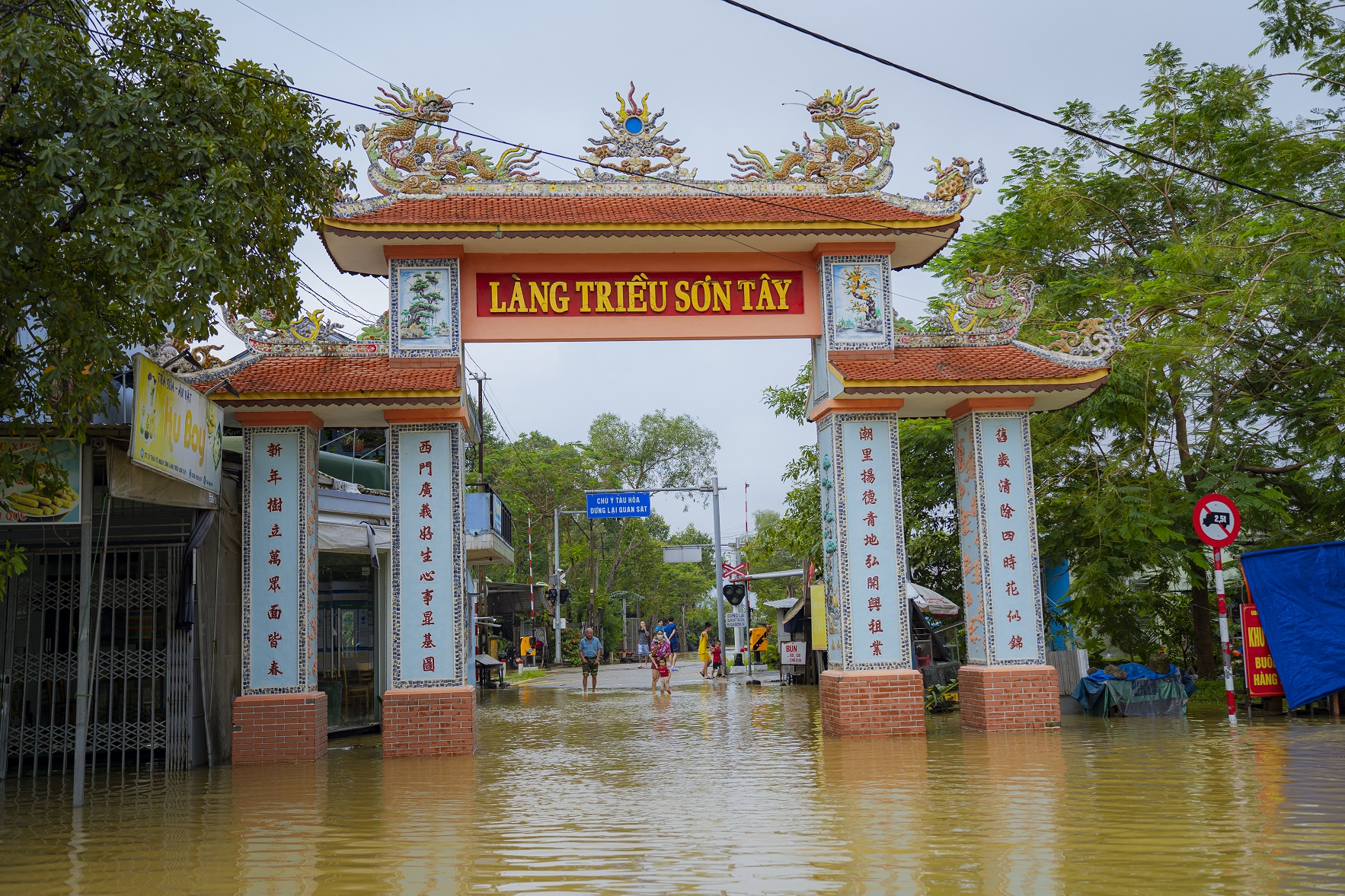 Ph&oacute;ng sự ảnh: Ngập lụt bủa v&acirc;y Thừa Thi&ecirc;n - Huế - Ảnh 7.