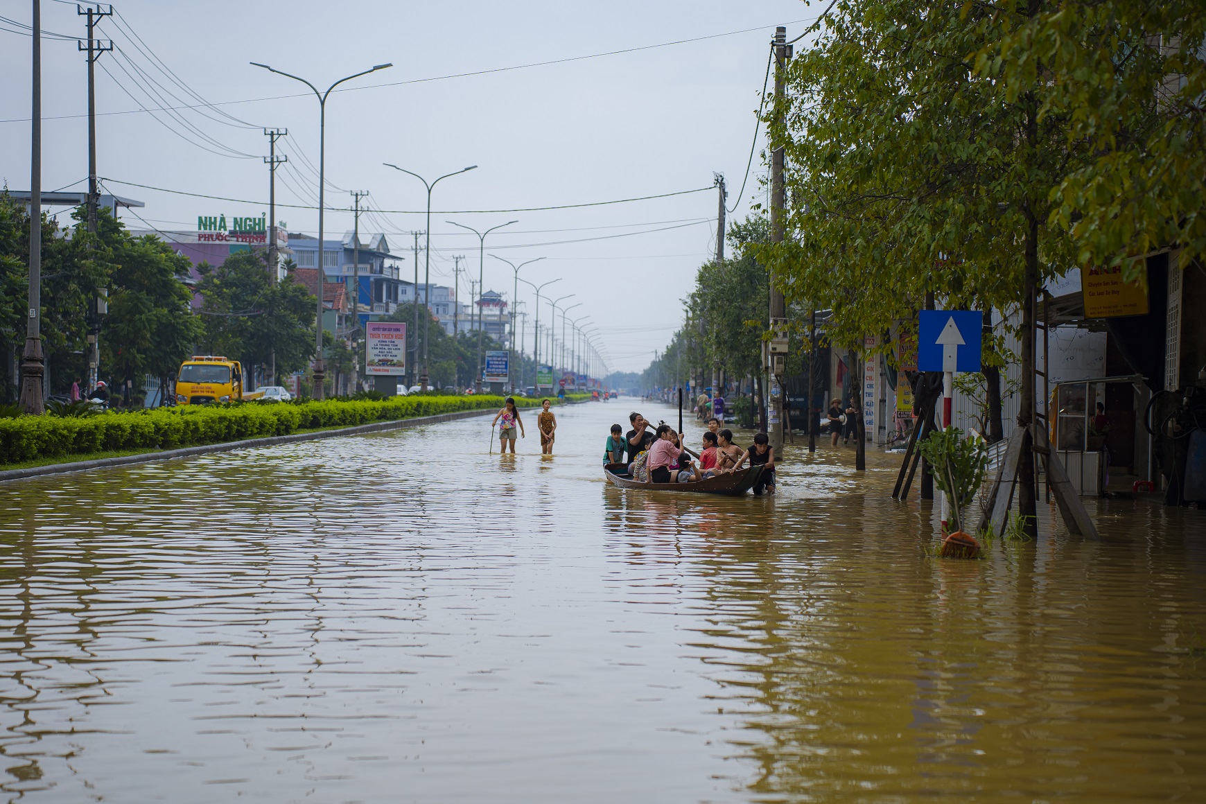 Ph&oacute;ng sự ảnh: Ngập lụt bủa v&acirc;y Thừa Thi&ecirc;n - Huế - Ảnh 8.