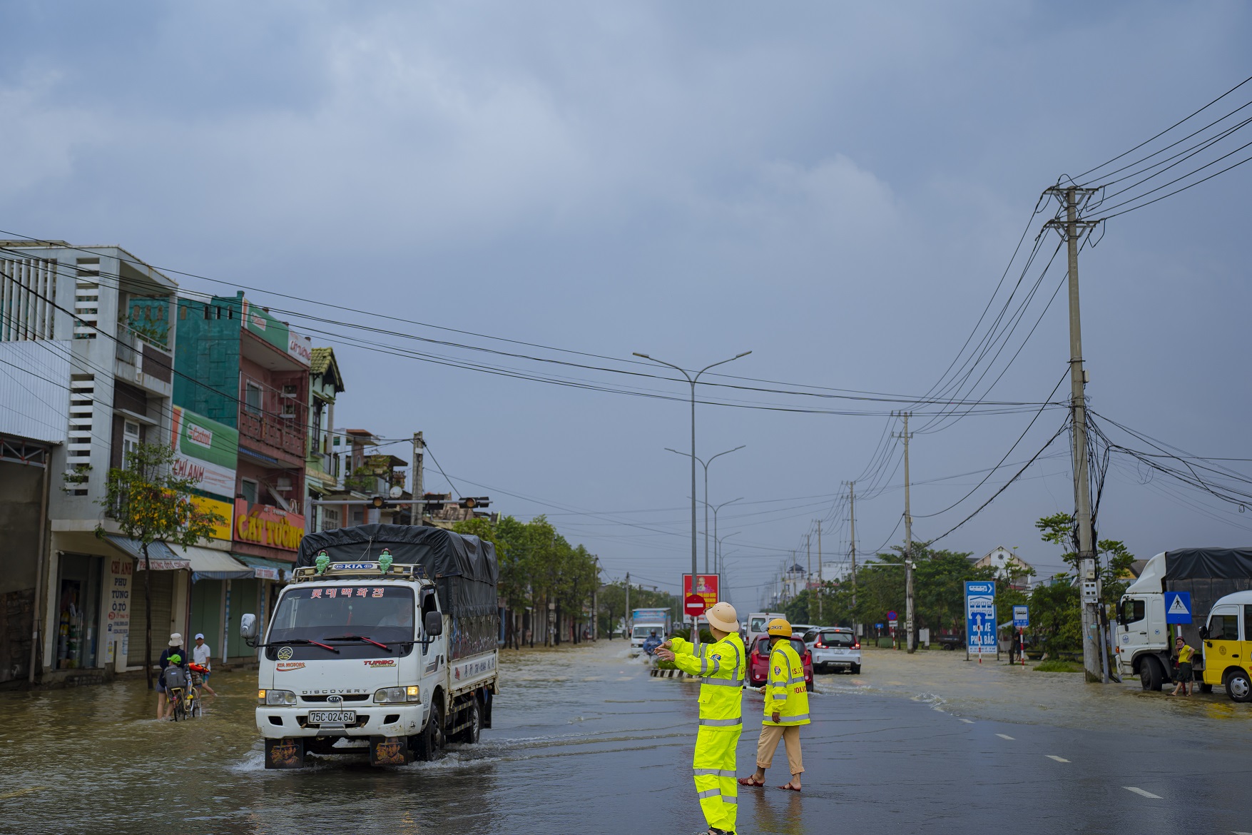 Ph&oacute;ng sự ảnh: Ngập lụt bủa v&acirc;y Thừa Thi&ecirc;n - Huế - Ảnh 10.