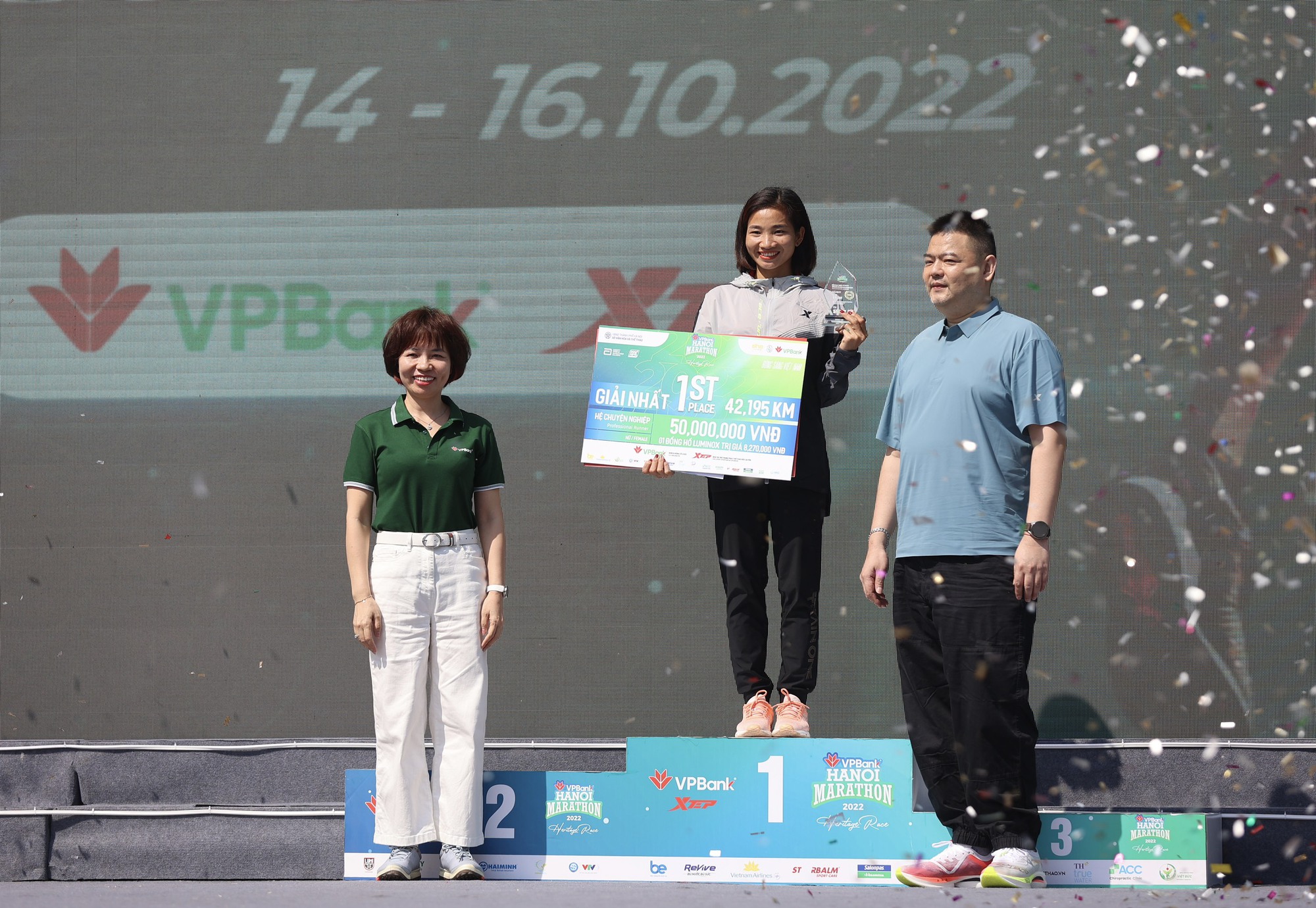 &ldquo;Nữ ho&agrave;ng điền kinh&rdquo; Nguyễn Thị Oanh v&ocirc; địch v&agrave; ph&aacute; kỷ lục tại VPBank Hanoi Marathon 2022 - Ảnh 5.