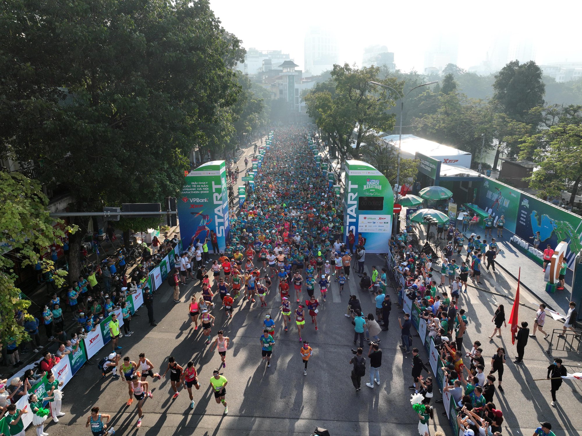 &ldquo;Nữ ho&agrave;ng điền kinh&rdquo; Nguyễn Thị Oanh v&ocirc; địch v&agrave; ph&aacute; kỷ lục tại VPBank Hanoi Marathon 2022 - Ảnh 1.