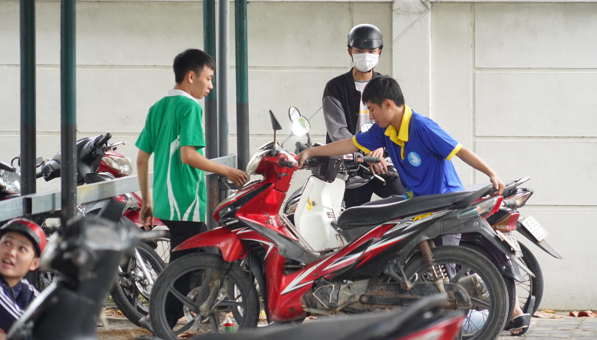 Nh&oacute;m thợ từ Quảng Nam ra Đ&agrave; Nẵng sửa xe m&aacute;y miễn ph&iacute; cho d&acirc;n v&ugrave;ng ngập - Ảnh 5.