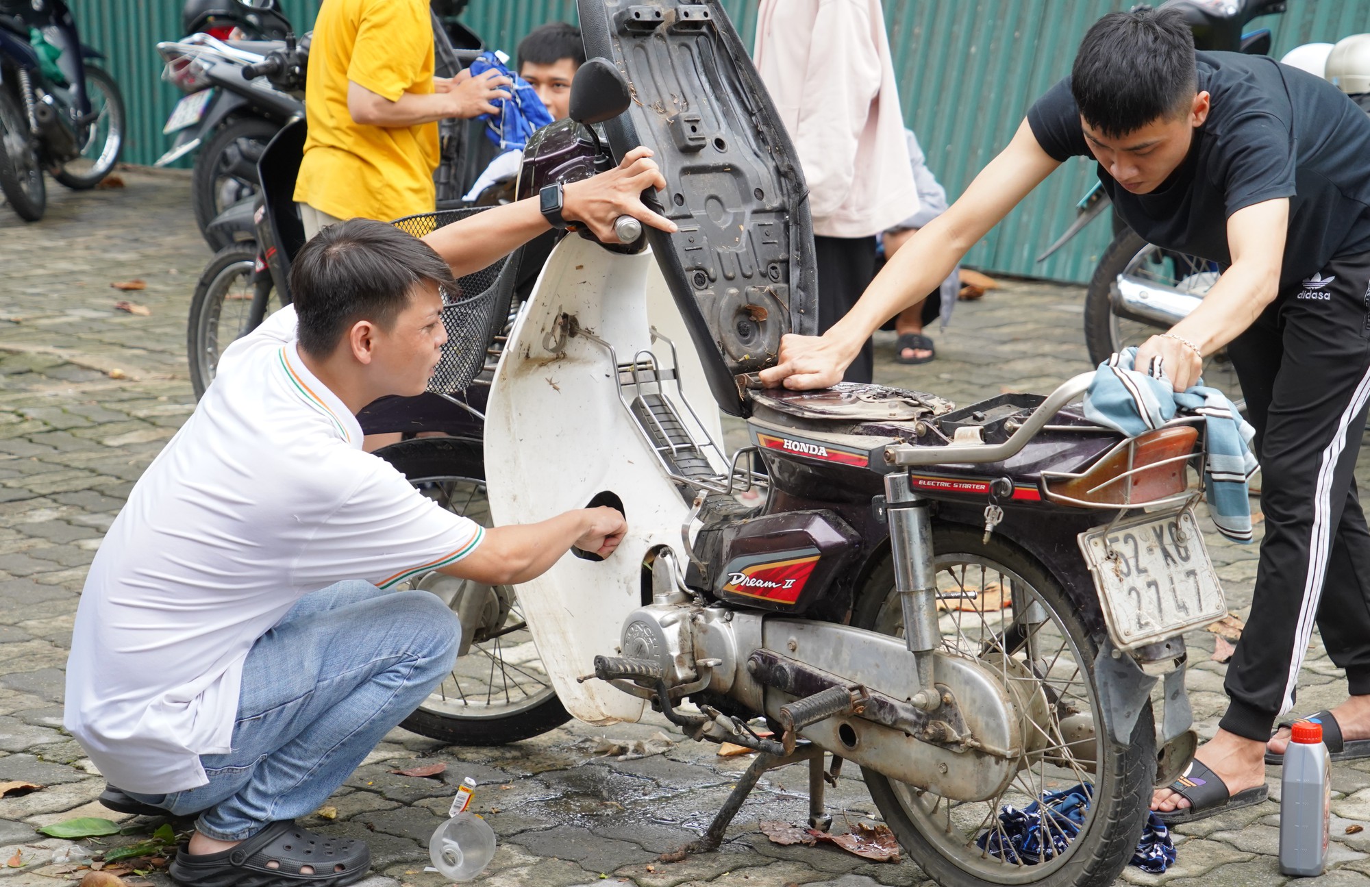 Nh&oacute;m thợ từ Quảng Nam ra Đ&agrave; Nẵng sửa xe m&aacute;y miễn ph&iacute; cho d&acirc;n v&ugrave;ng ngập - Ảnh 4.