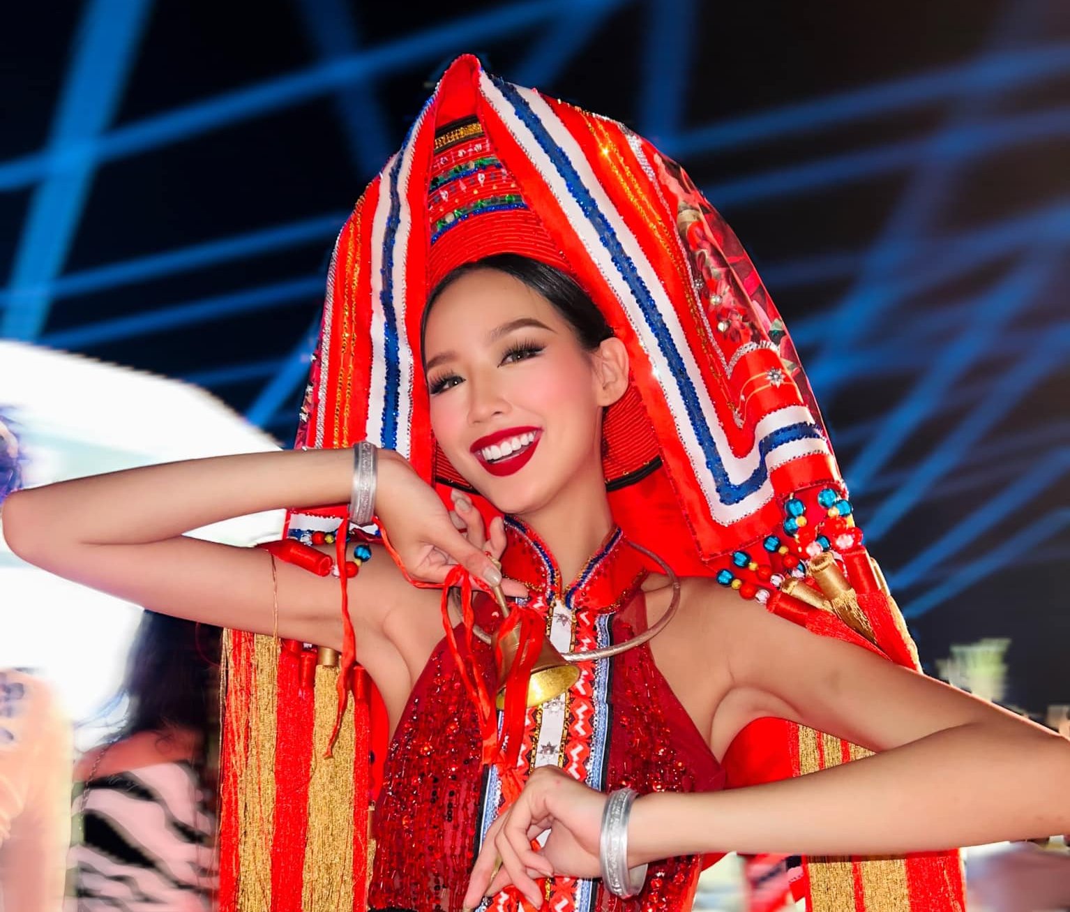 Hé lộ quá trình làm trang phục "Cô em Dao đỏ" để Bảo Ngọc thi Miss Intercontinental