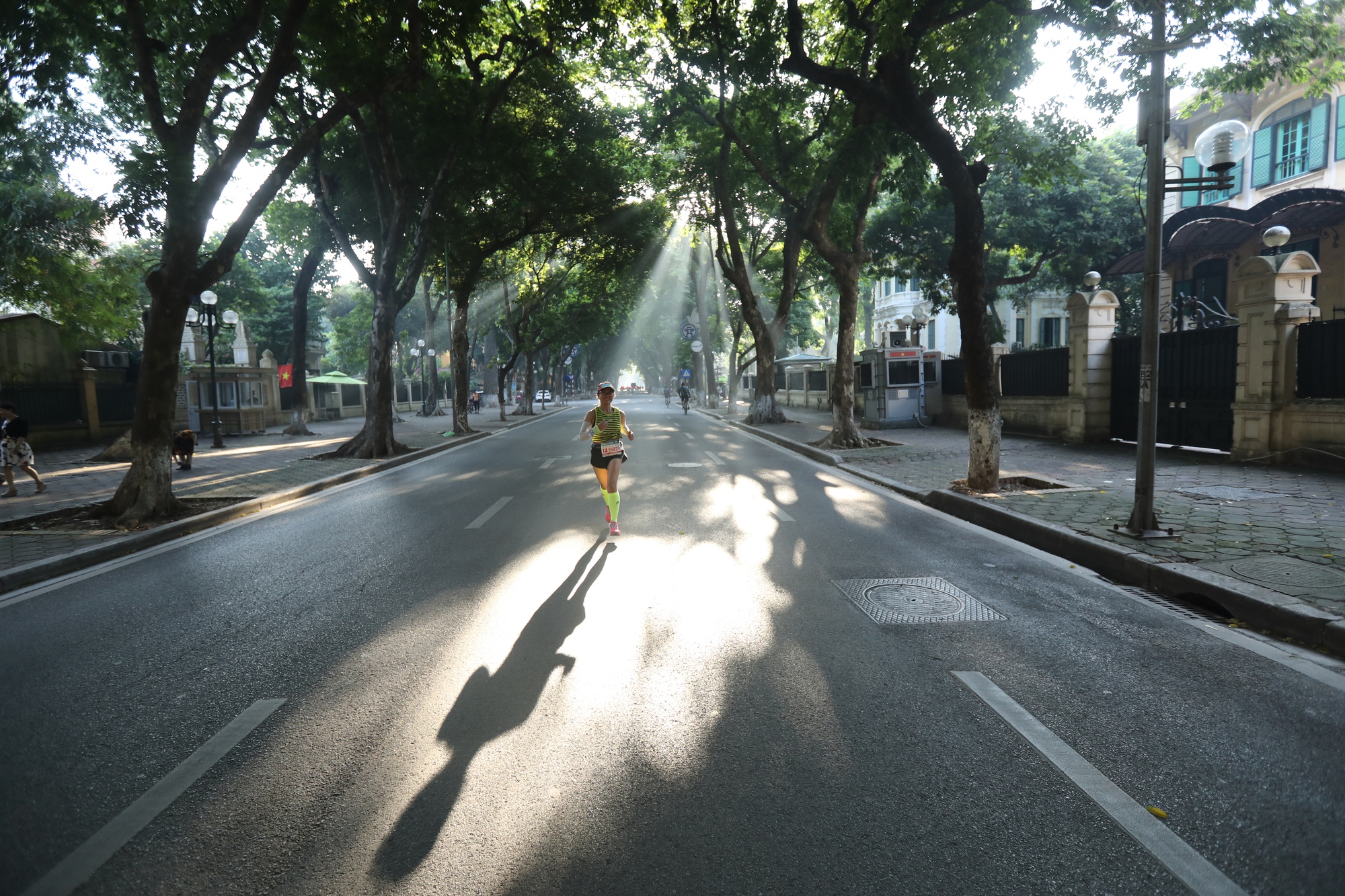 &ldquo;Nữ ho&agrave;ng điền kinh&rdquo; Nguyễn Thị Oanh v&ocirc; địch v&agrave; ph&aacute; kỷ lục tại VPBank Hanoi Marathon 2022 - Ảnh 7.