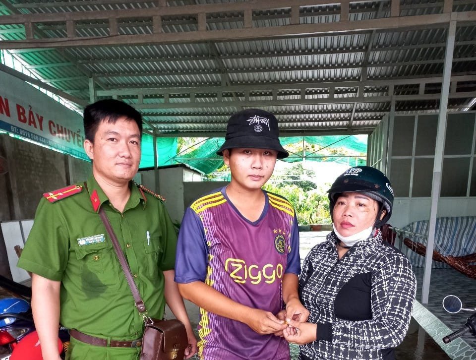 Nhân viên cây xăng trả lại 1 lượng vàng cho người đánh rơi