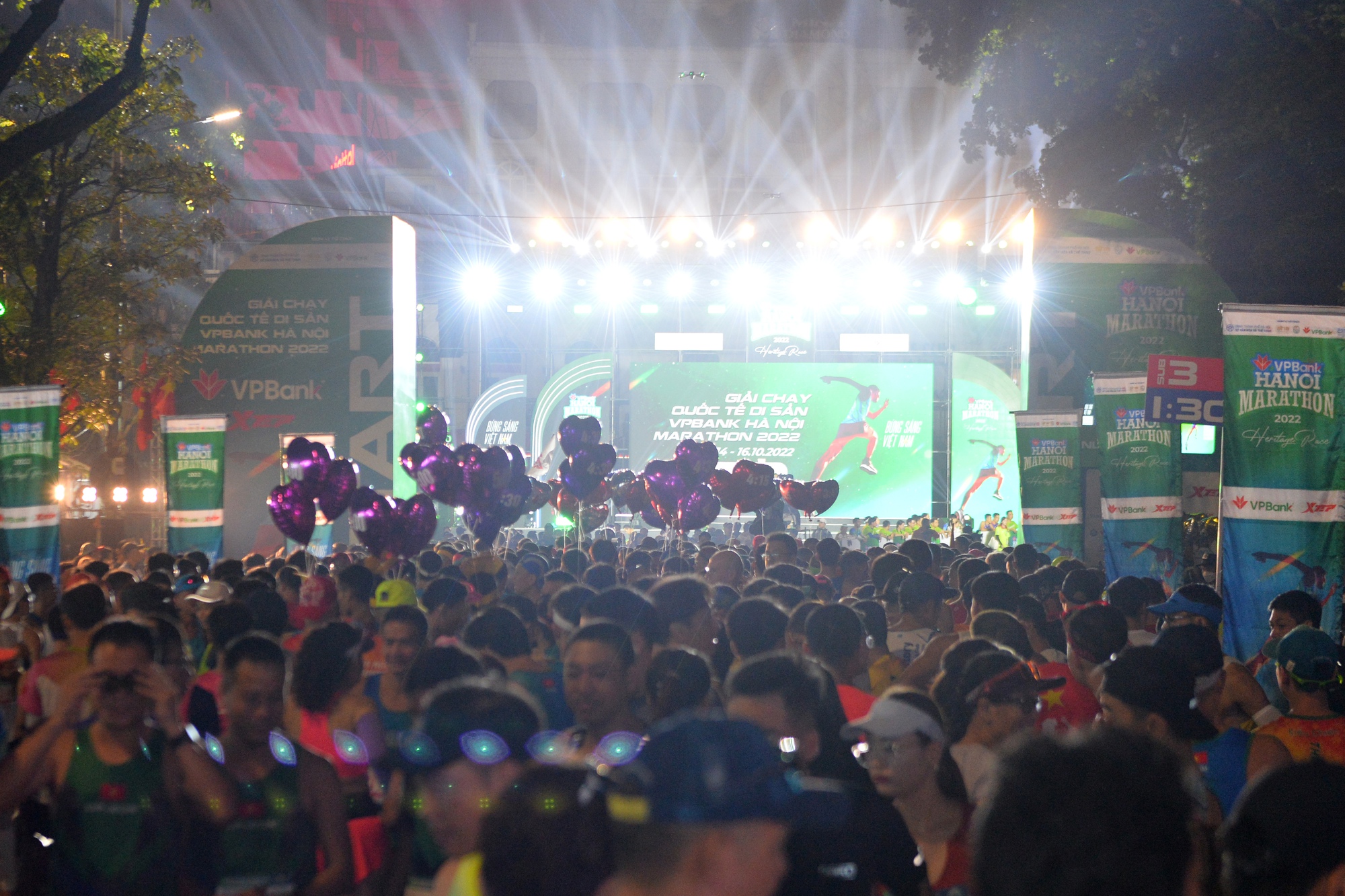 &ldquo;Nữ ho&agrave;ng điền kinh&rdquo; Nguyễn Thị Oanh v&ocirc; địch v&agrave; ph&aacute; kỷ lục tại VPBank Hanoi Marathon 2022 - Ảnh 3.