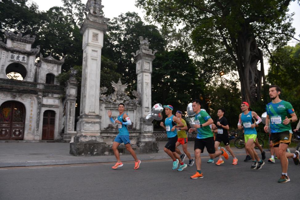 &ldquo;Nữ ho&agrave;ng điền kinh&rdquo; Nguyễn Thị Oanh v&ocirc; địch v&agrave; ph&aacute; kỷ lục tại VPBank Hanoi Marathon 2022 - Ảnh 10.