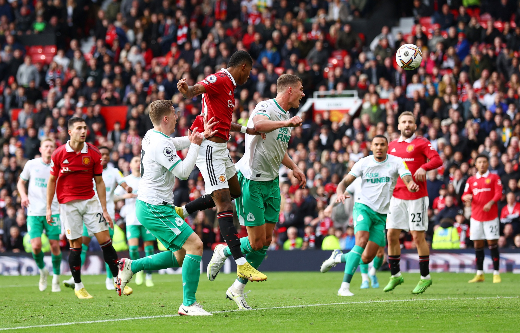 Chia điểm Newcastle sân nhà, Man United chìm sâu trong thất vọng - Ảnh 5.