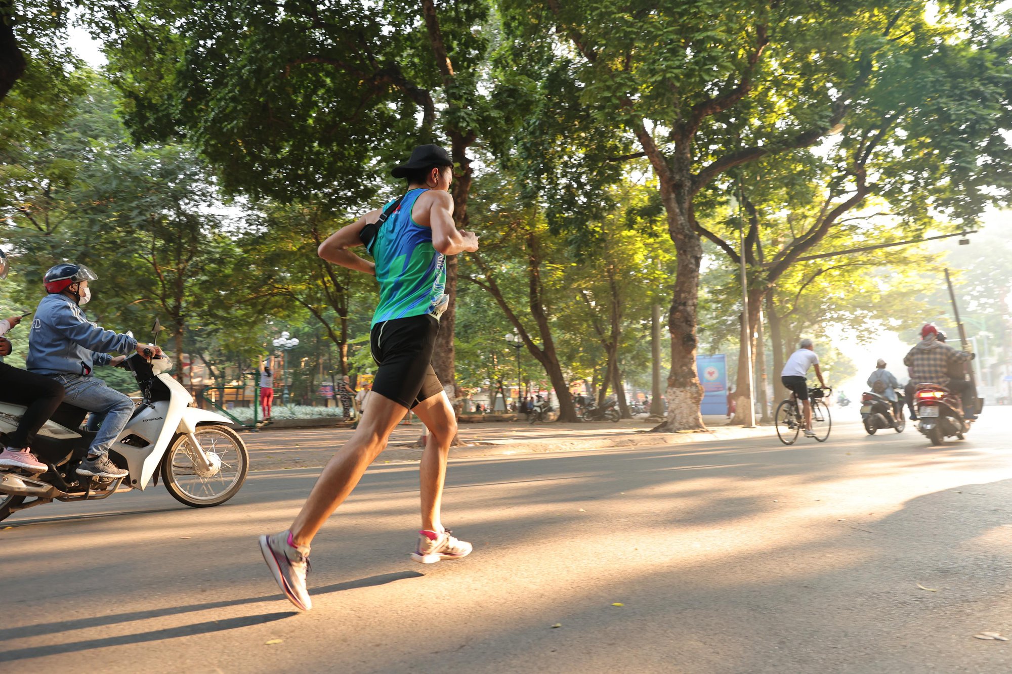 &ldquo;Nữ ho&agrave;ng điền kinh&rdquo; Nguyễn Thị Oanh v&ocirc; địch v&agrave; ph&aacute; kỷ lục tại VPBank Hanoi Marathon 2022 - Ảnh 13.