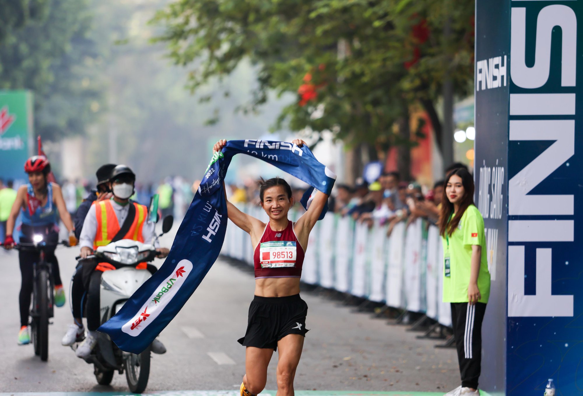 “Nữ hoàng điền kinh” Nguyễn Thị Oanh vô địch và phá kỷ lục tại VPBank Hanoi Marathon 2022