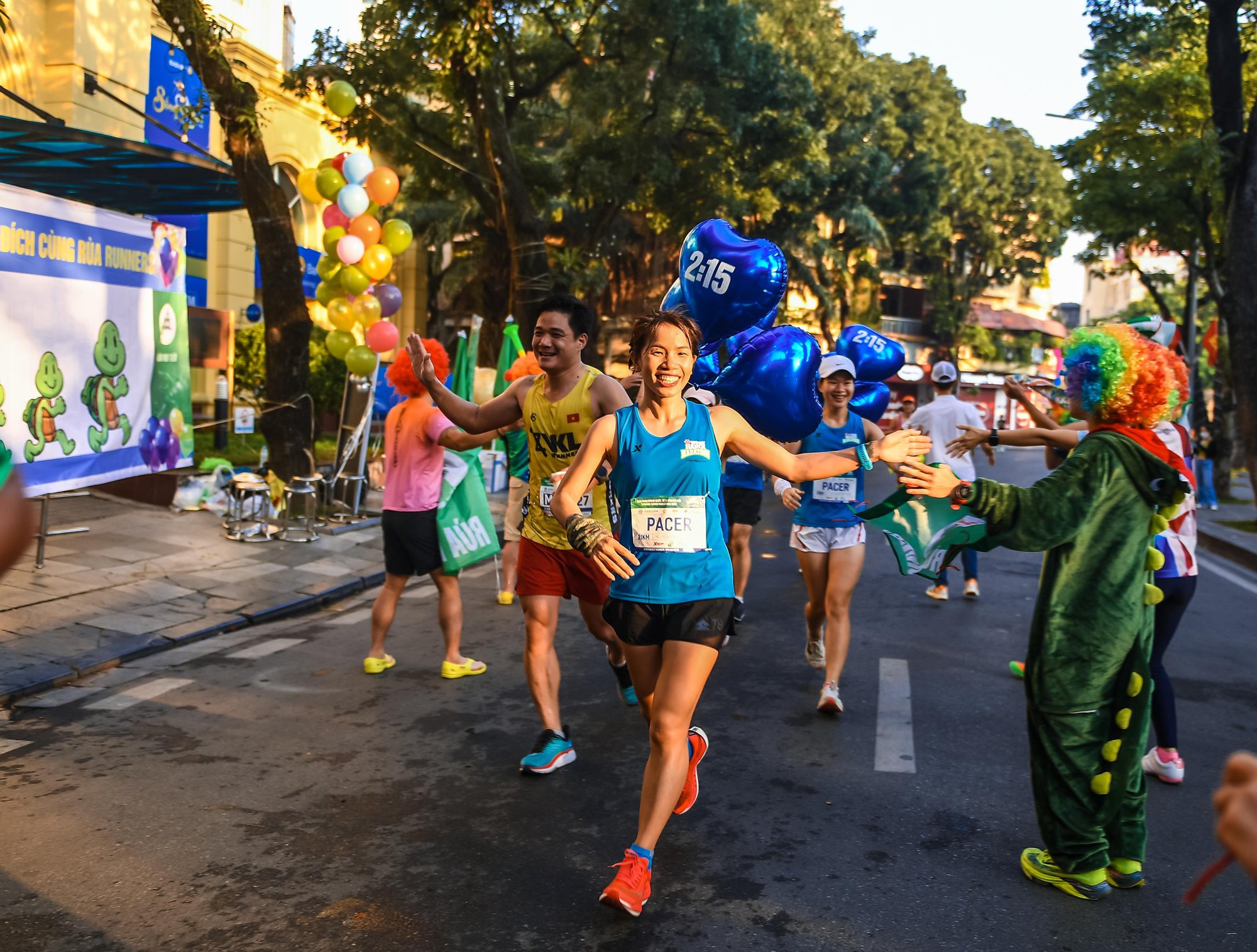 &ldquo;Nữ ho&agrave;ng điền kinh&rdquo; Nguyễn Thị Oanh v&ocirc; địch v&agrave; ph&aacute; kỷ lục tại VPBank Hanoi Marathon 2022 - Ảnh 12.
