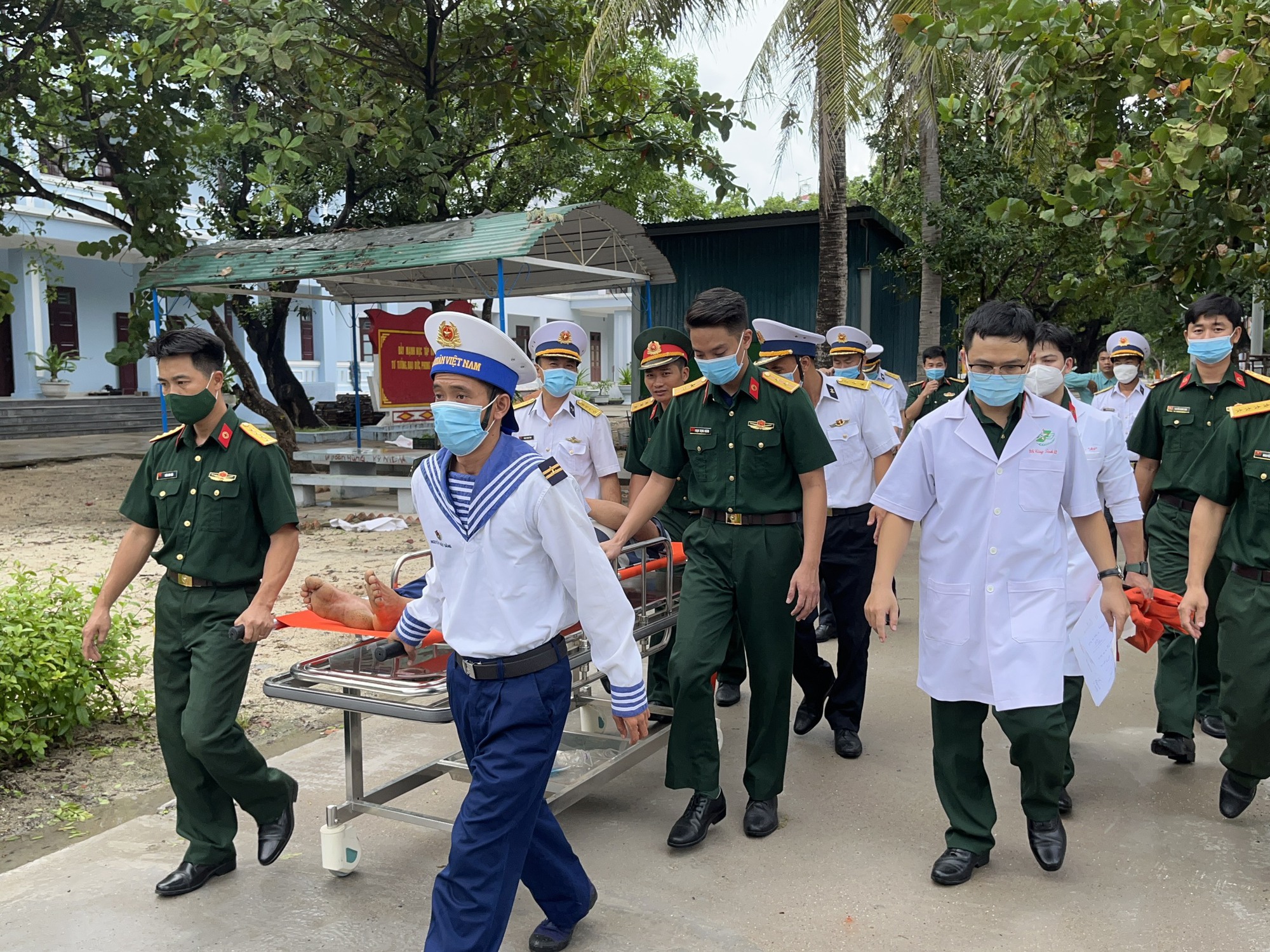 Ngư dân được cấp cứu bằng trực thăng từ đảo về đất liền - Ảnh 1.
