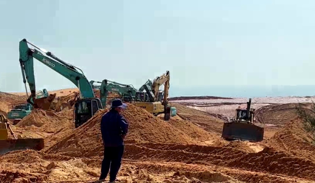 Huy động thêm phương tiện để tìm kiếm các nạn nhân bị chôn vùi trong vụ sập mỏ titan ở Bình Thuận