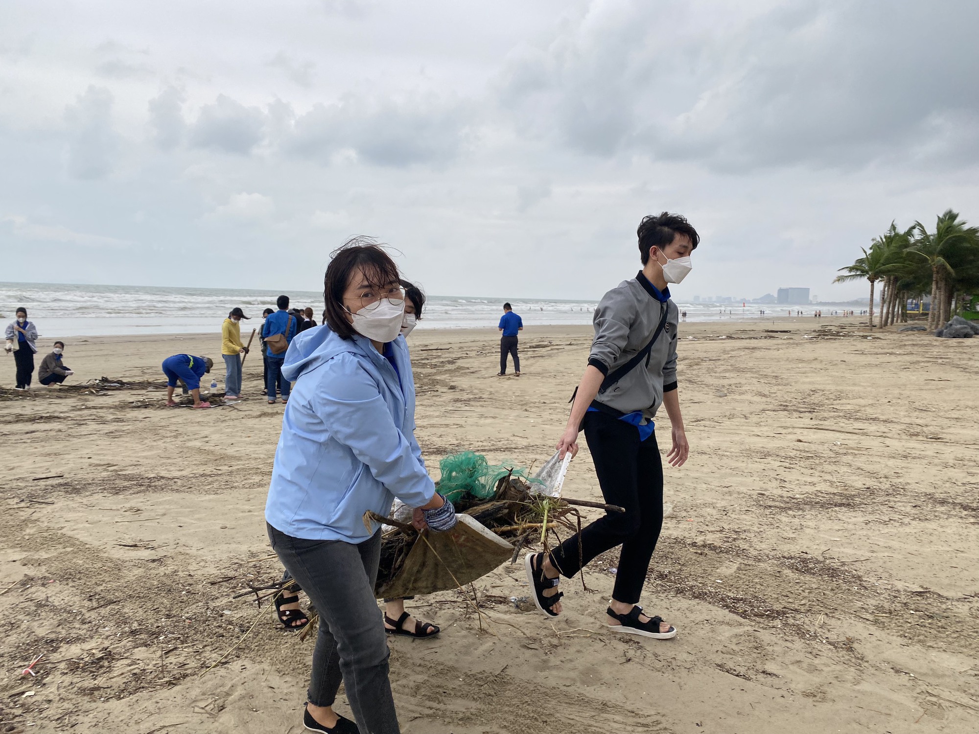 Đà Nẵng: Hàng chục nghìn người đồng loạt ra quân, tổng dọn vệ sinh sau mưa ngập lịch sử - Ảnh 1.