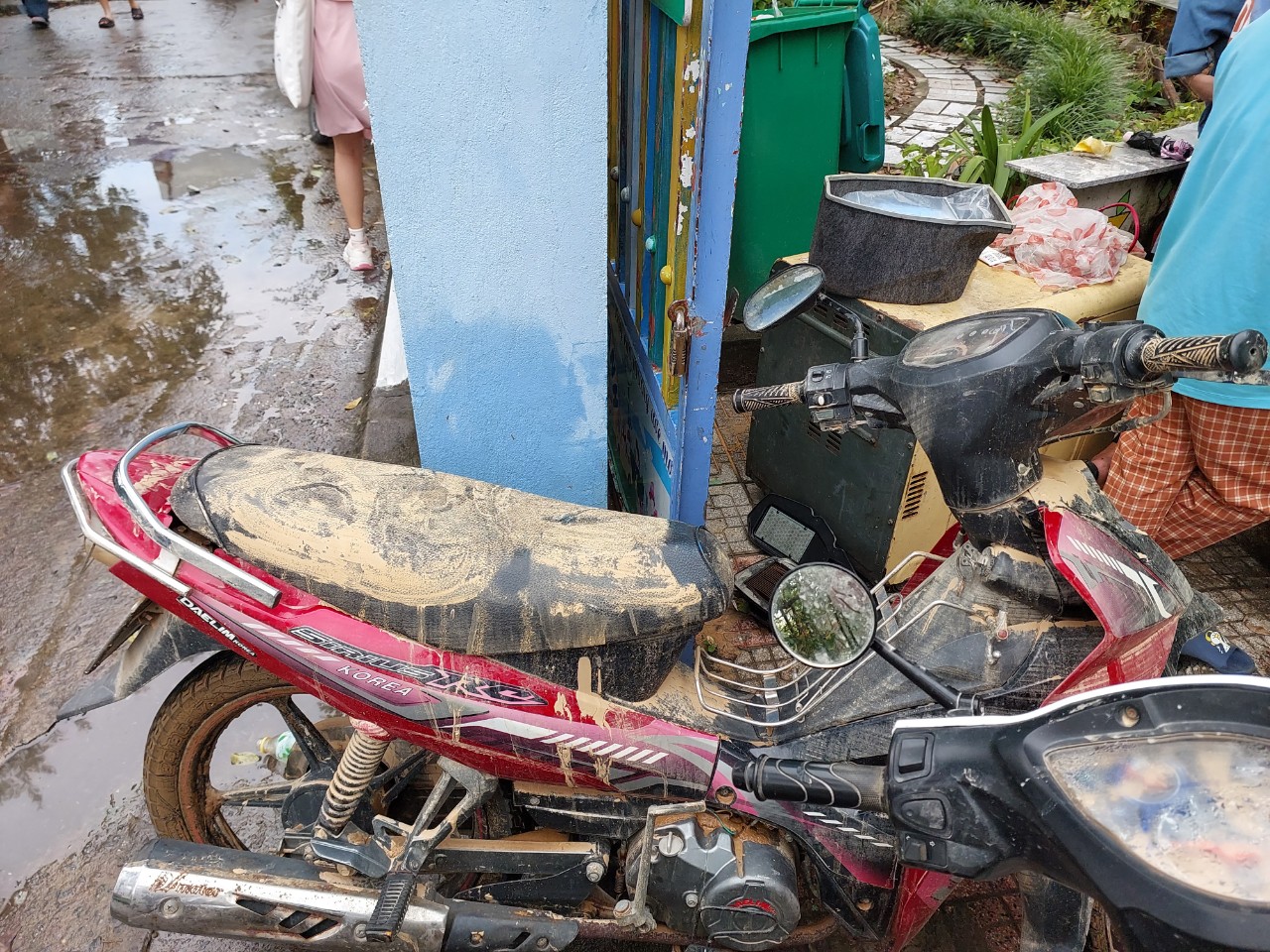 Nh&oacute;m thợ từ Quảng Nam ra Đ&agrave; Nẵng sửa xe m&aacute;y miễn ph&iacute; cho d&acirc;n v&ugrave;ng ngập - Ảnh 1.