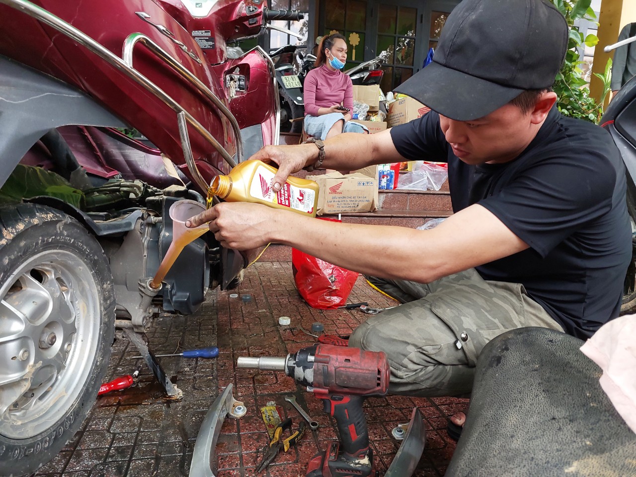 Nhóm thợ từ Quảng Nam ra Đà Nẵng sửa xe máy miễn phí cho dân vùng ngập