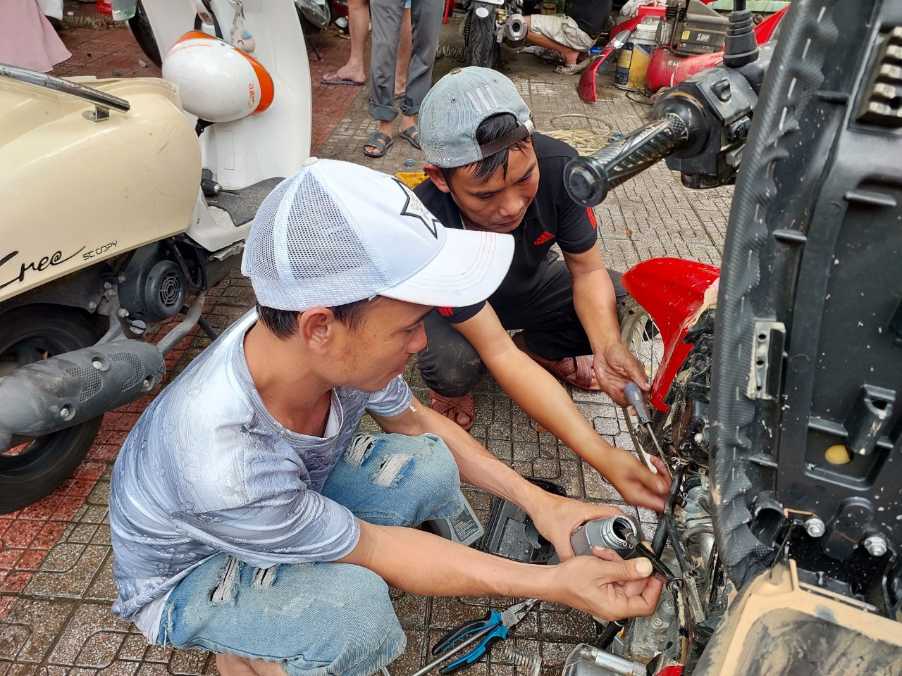 Nh&oacute;m thợ từ Quảng Nam ra Đ&agrave; Nẵng sửa xe m&aacute;y miễn ph&iacute; cho d&acirc;n v&ugrave;ng ngập - Ảnh 2.
