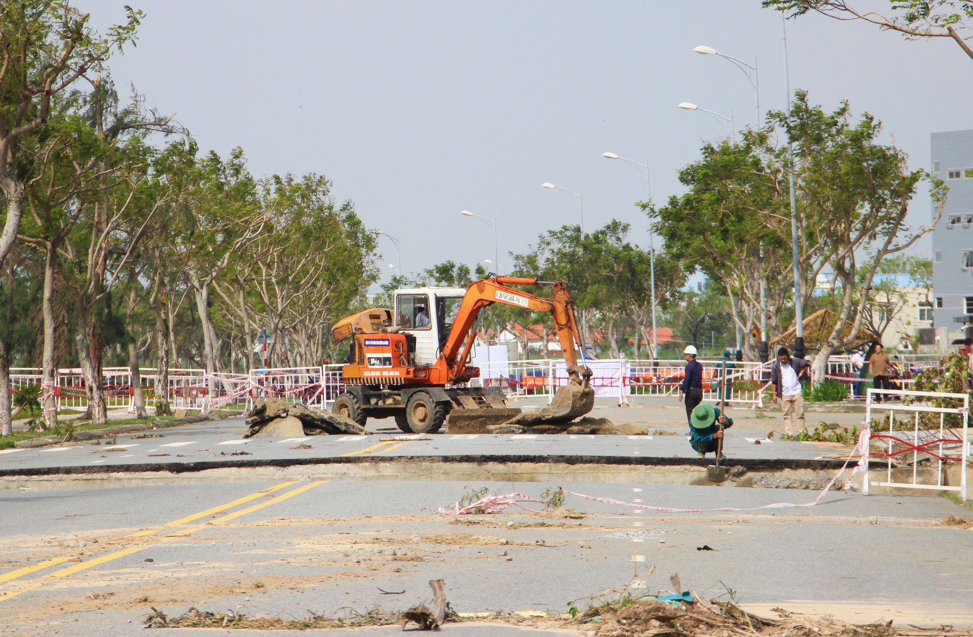 21 điểm sạt lở chia cắt bán đảo Sơn Trà, Đà Nẵng nỗ lực dọn đá gạt bùn - Ảnh 4.