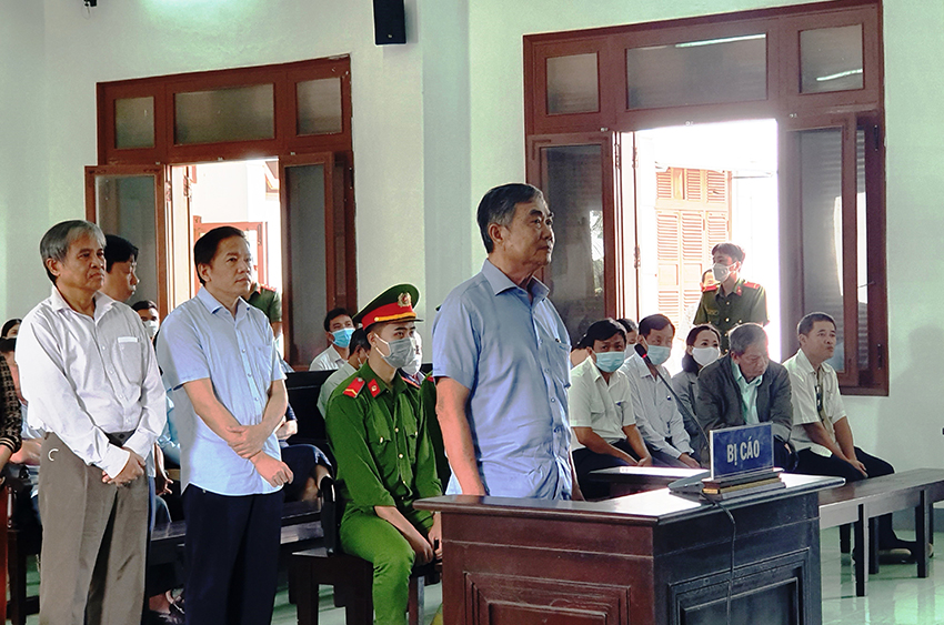 VỤ BÁN SỈ 262 LÔ ĐẤT Ở PHÚ YÊN: Đổ lỗi ngay từ ngày đầu xét xử