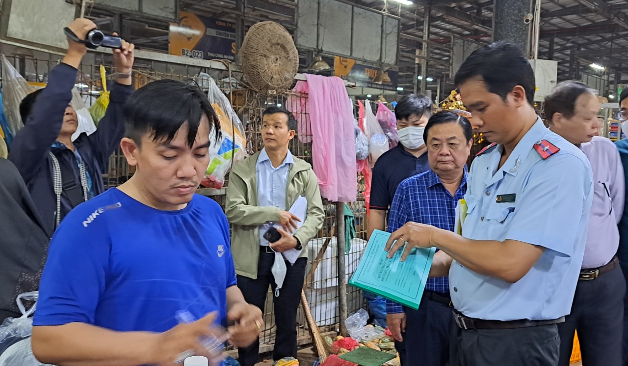 3 giờ s&aacute;ng, Bộ trưởng L&ecirc; Minh Hoan xuất hiện ở chợ đầu mối B&igrave;nh Điền - Ảnh 3.