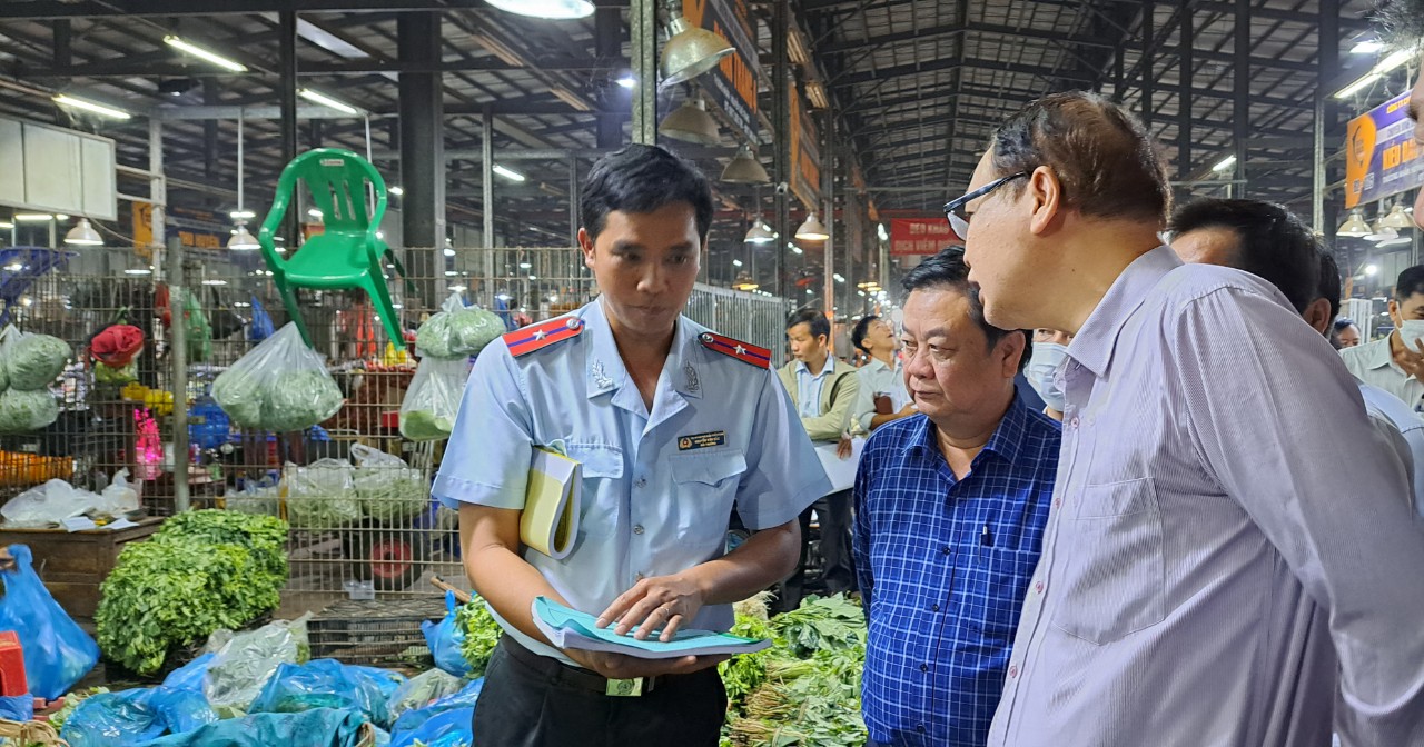 3 giờ sáng, Bộ trưởng Lê Minh Hoan xuất hiện ở chợ đầu mối Bình Điền