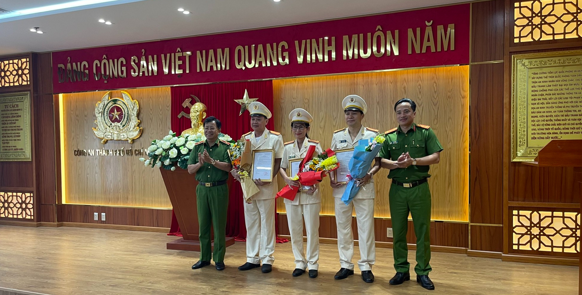 Công an TP HCM trao quyết định điều động, bổ nhiệm nhiều lãnh đạo cấp phòng